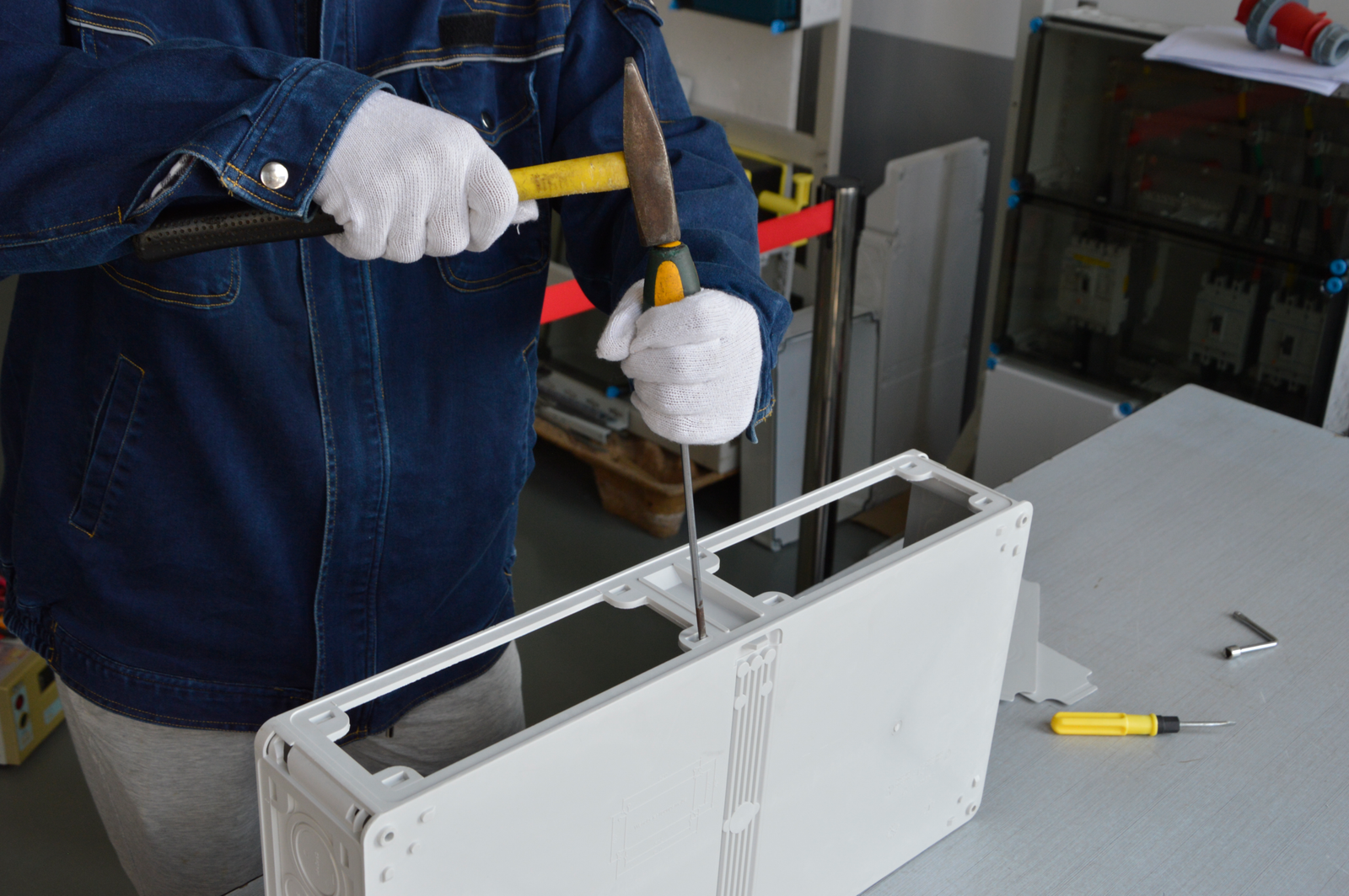 Installation accessories for PC distribution box